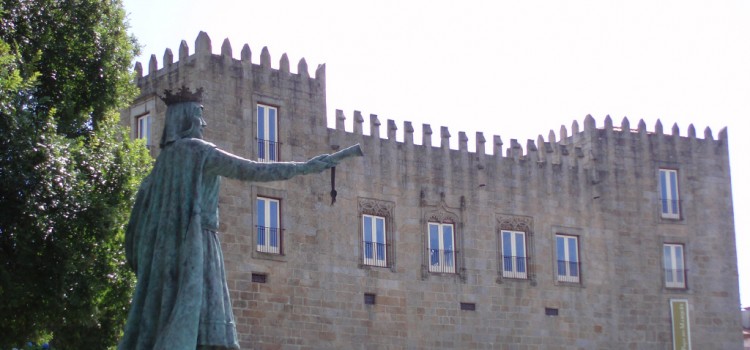 Queen Teresa Estatue, in Ponte de Lima Queen Teresa Estatue, in Ponte de Lima